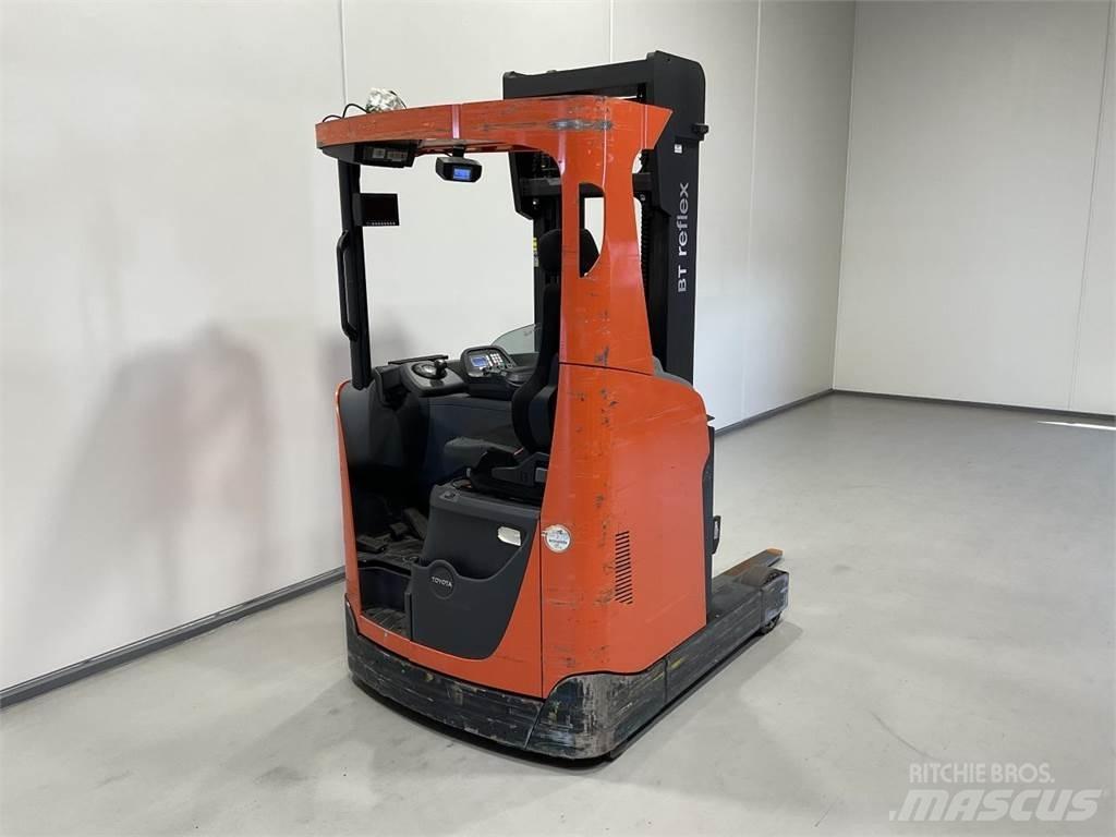 BT RRE 14 Chariot à mât rétractable