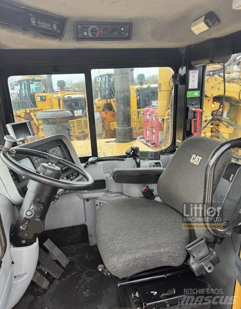 CAT 637G Scraper