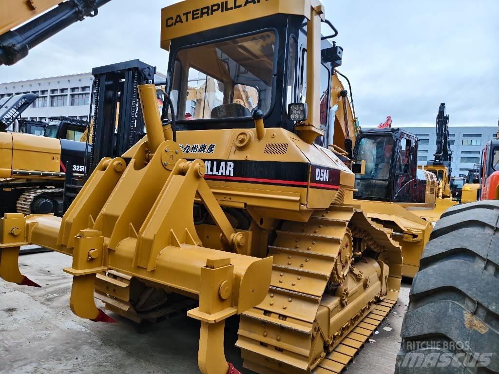 CAT D 5 M Bouteurs sur chenilles