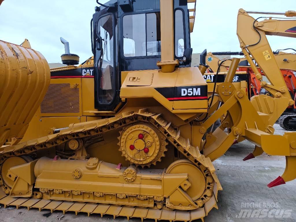 CAT D 5 M Bouteurs sur chenilles
