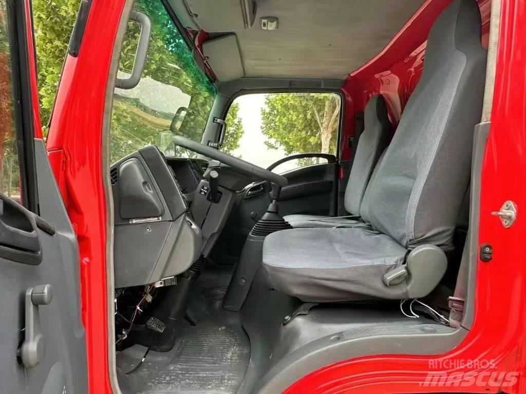 Isuzu ELF Camions et véhicules municipaux