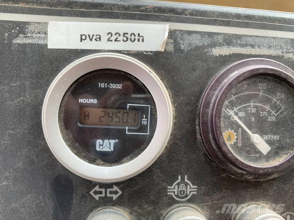 CAT PS 300 B Rouleaux à pneumatiques