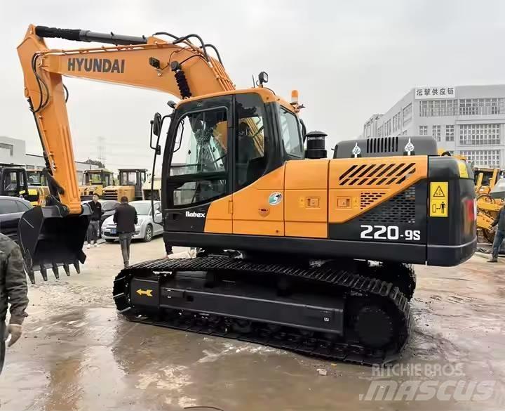 Hyundai R220-9S Pelle sur chenilles