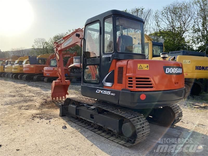 Doosan DX 55 Pelle sur pneus