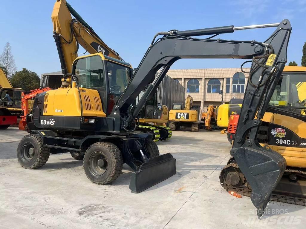 Hyundai R60W-9 Pelle sur pneus