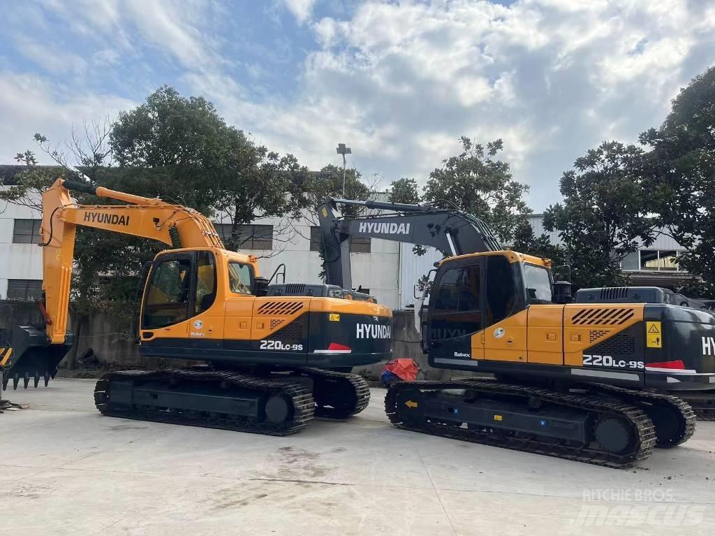Hyundai R220LC-9S Pelle sur pneus