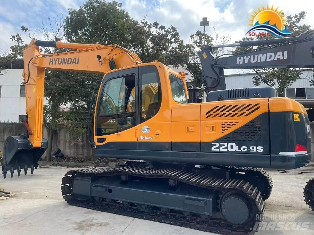 Hyundai R220LC-9S Pelle sur pneus