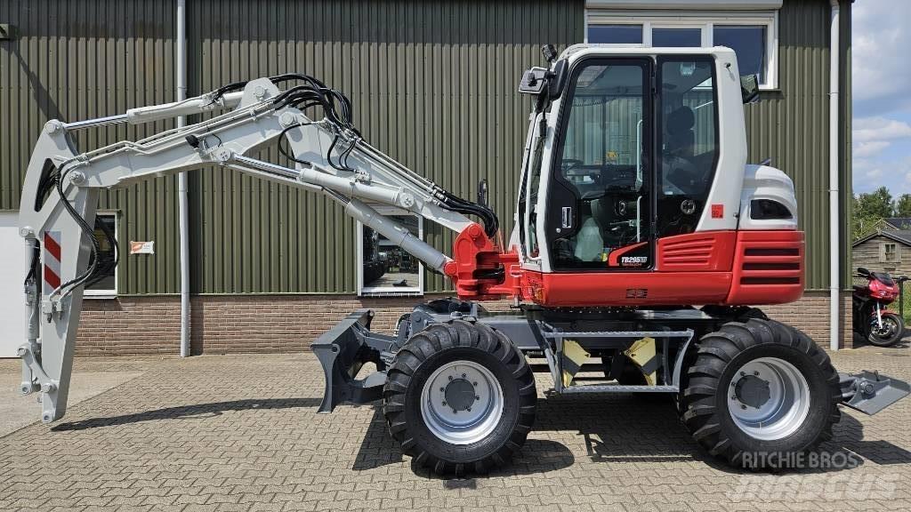 Takeuchi TB295W Pelle sur pneus