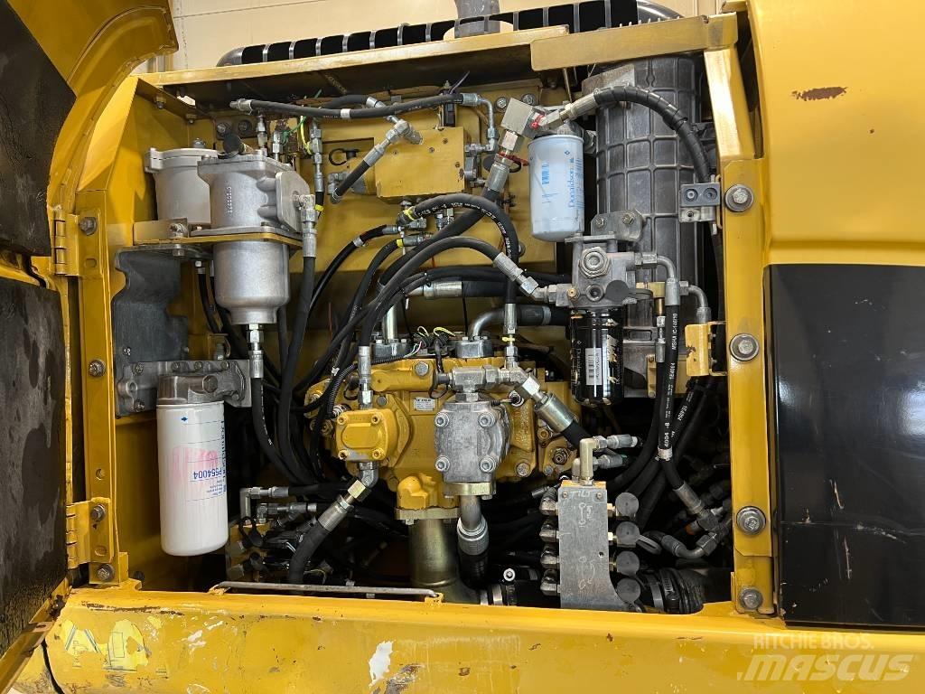 CAT 323 D L Pelle sur chenilles