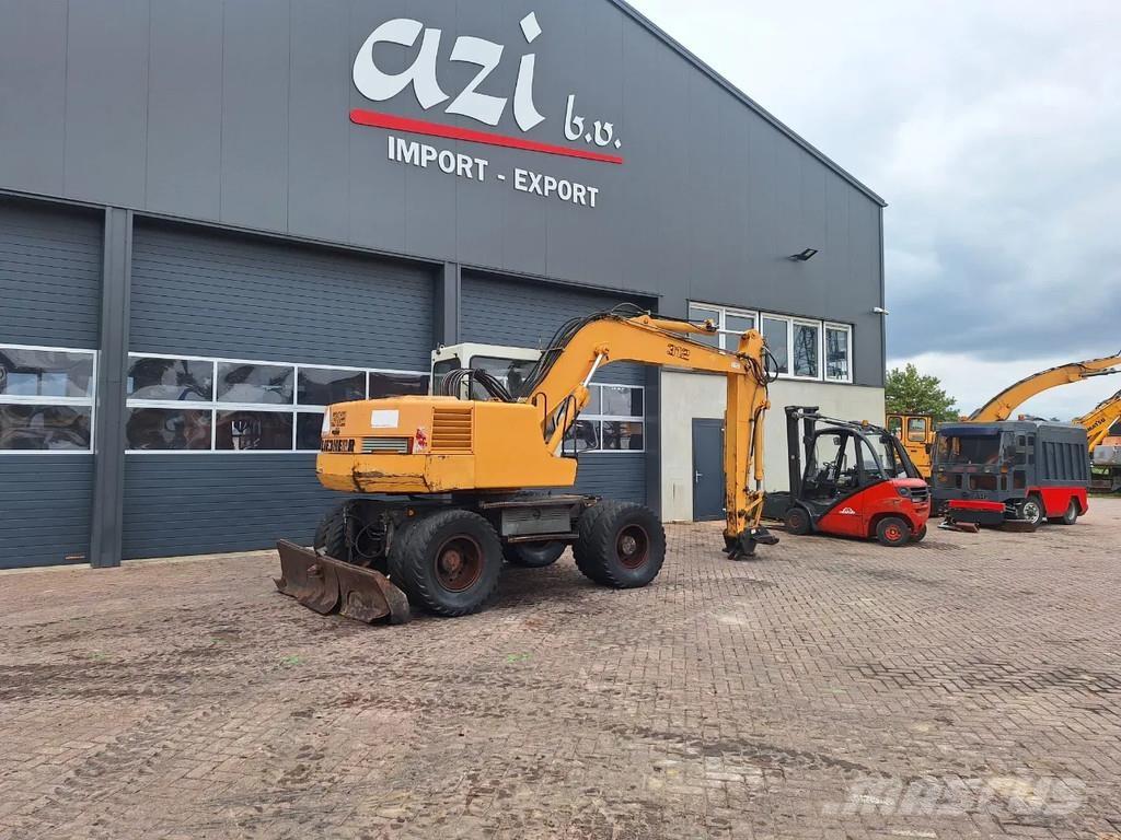 Liebherr A312 Pelle sur pneus