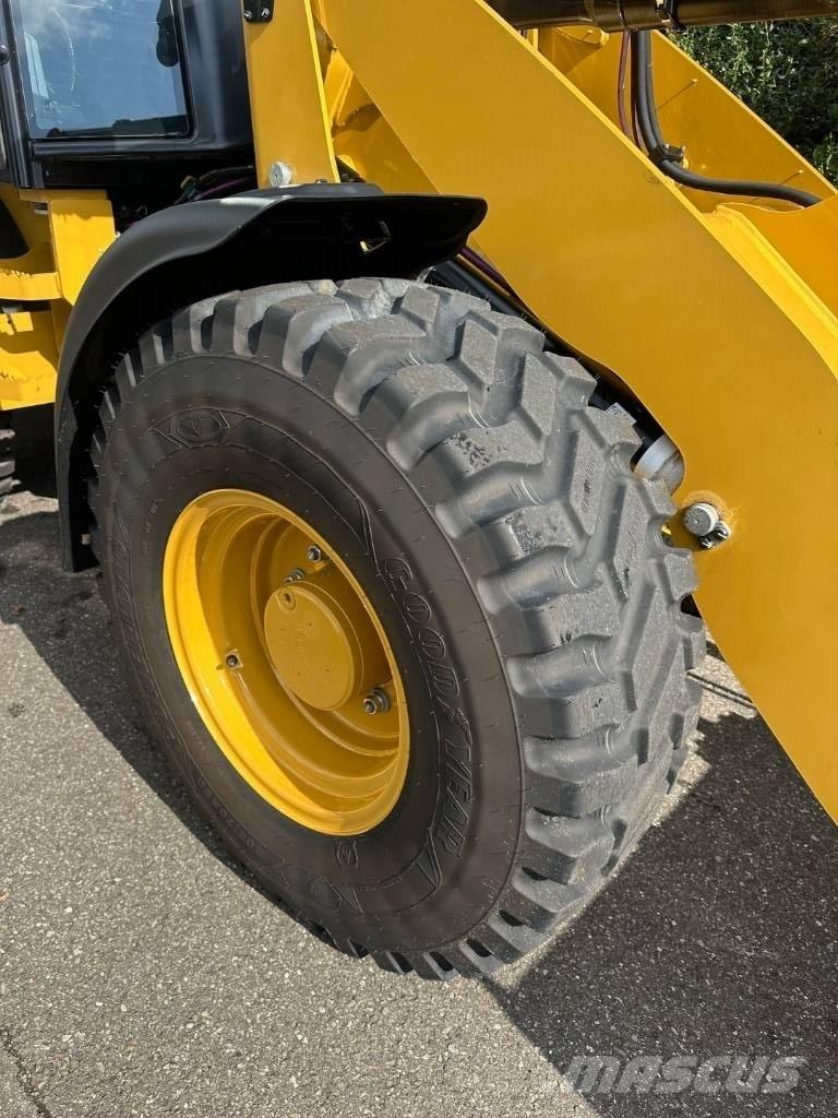 CAT 908 Chargeuse sur pneus