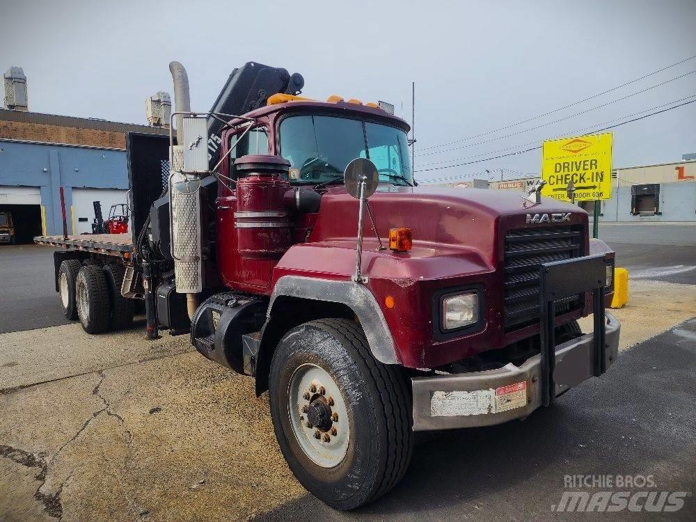 Mack RD 690 S Camion plateau ridelle avec grue