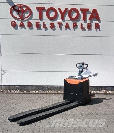 Toyota LPE 250 Gerbeur accompagnant