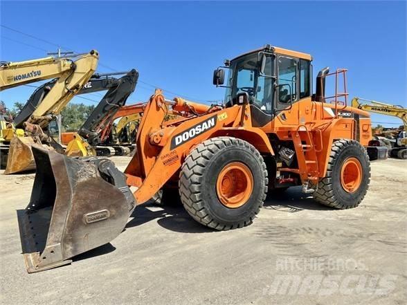 Doosan DL300 Chargeuse sur pneus