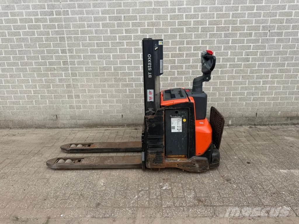 Toyota SWE200D Gerbeur accompagnant