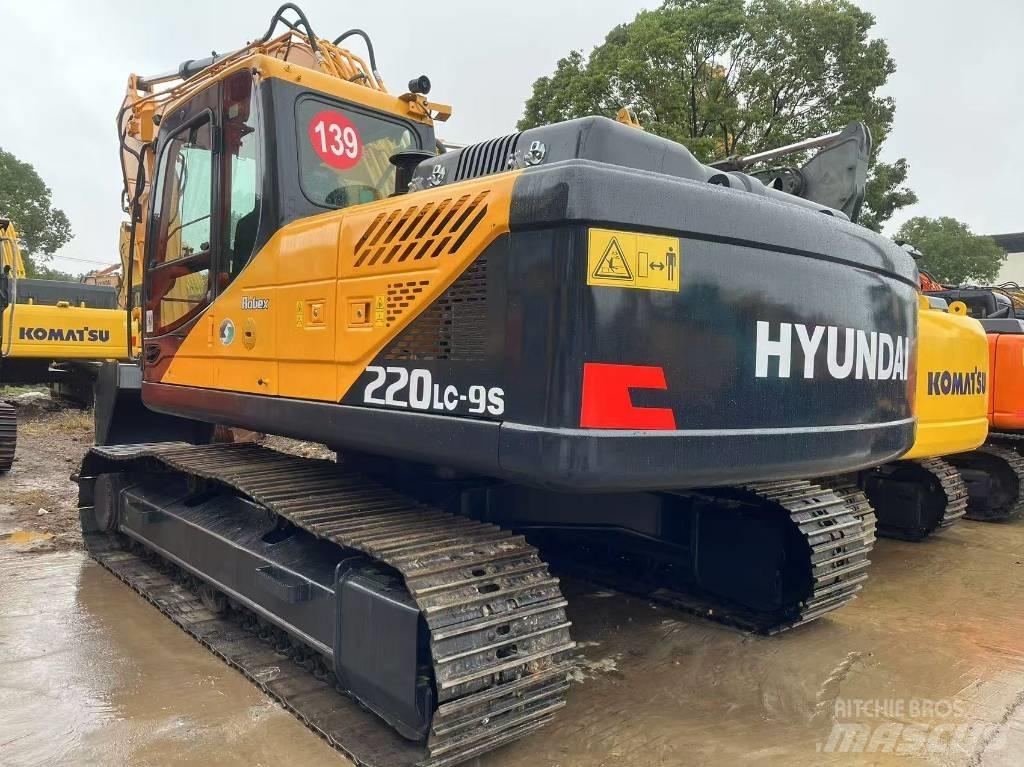 Hyundai R220LC-9S Pelle sur pneus