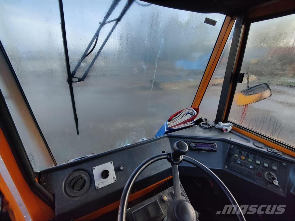 Sisu TR 180 AL 2 Tracteur de manœuvre