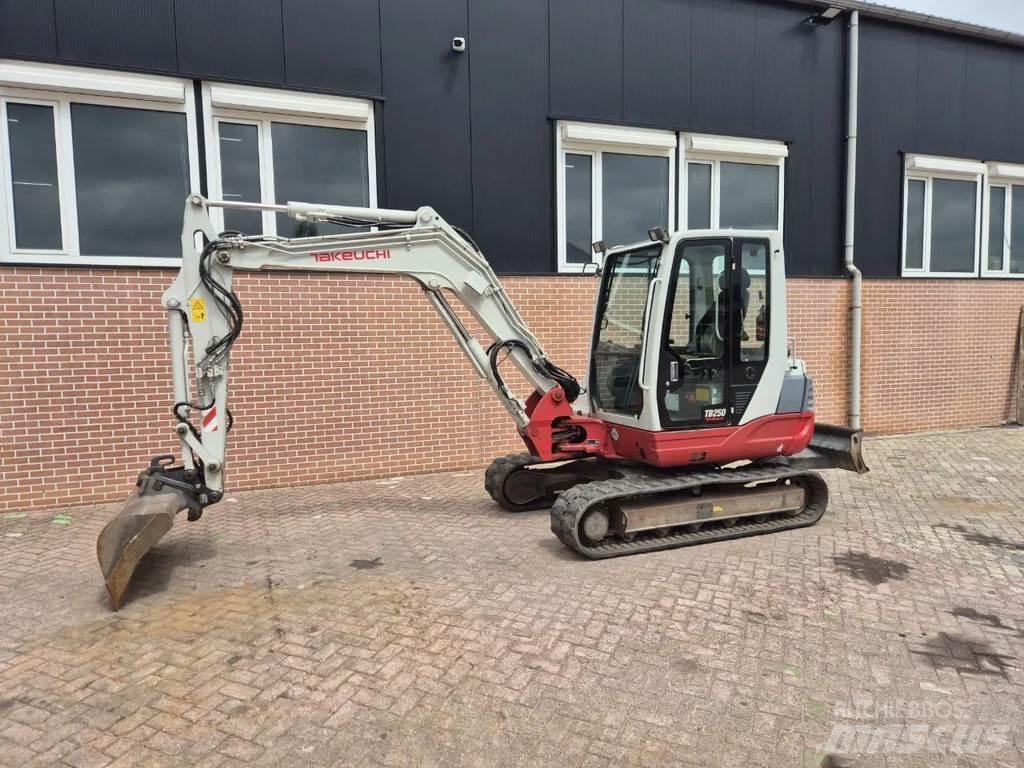 Takeuchi TB250 Mini pelle < 7t