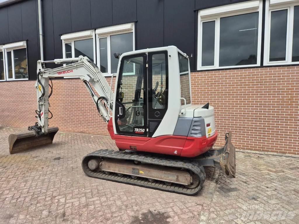 Takeuchi TB250 Mini pelle < 7t