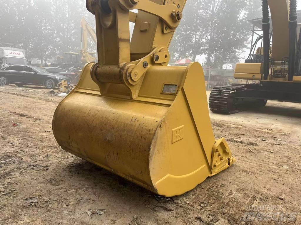 CAT 2021 CAT 330 Pelle sur pneus