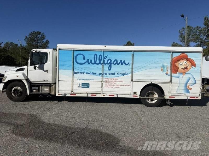 Hino 338 Camion de livraison de boisson