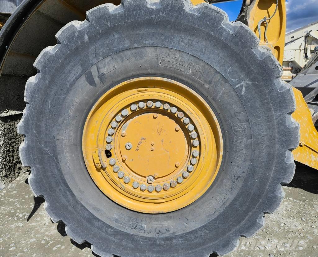 CAT 982 M Chargeuse sur pneus