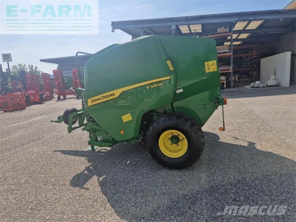 John Deere F441M Presse cubique