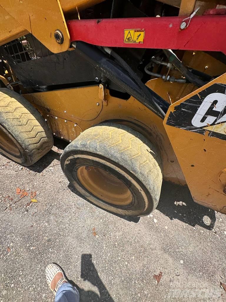 CAT 242 D Chargeuse compacte