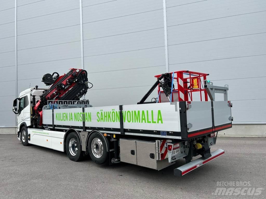 Volvo FM ELECTRIC Camion plateau ridelle avec grue