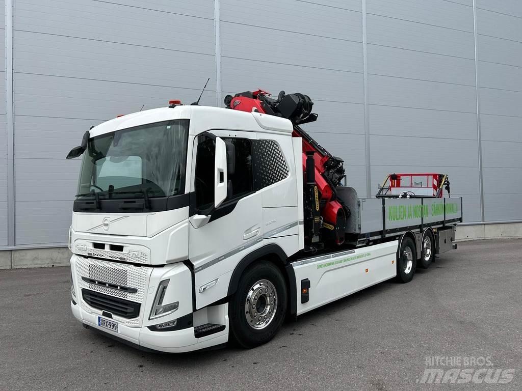 Volvo FM ELECTRIC Camion plateau ridelle avec grue