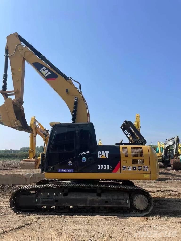 CAT 323 D Pelle sur chenilles