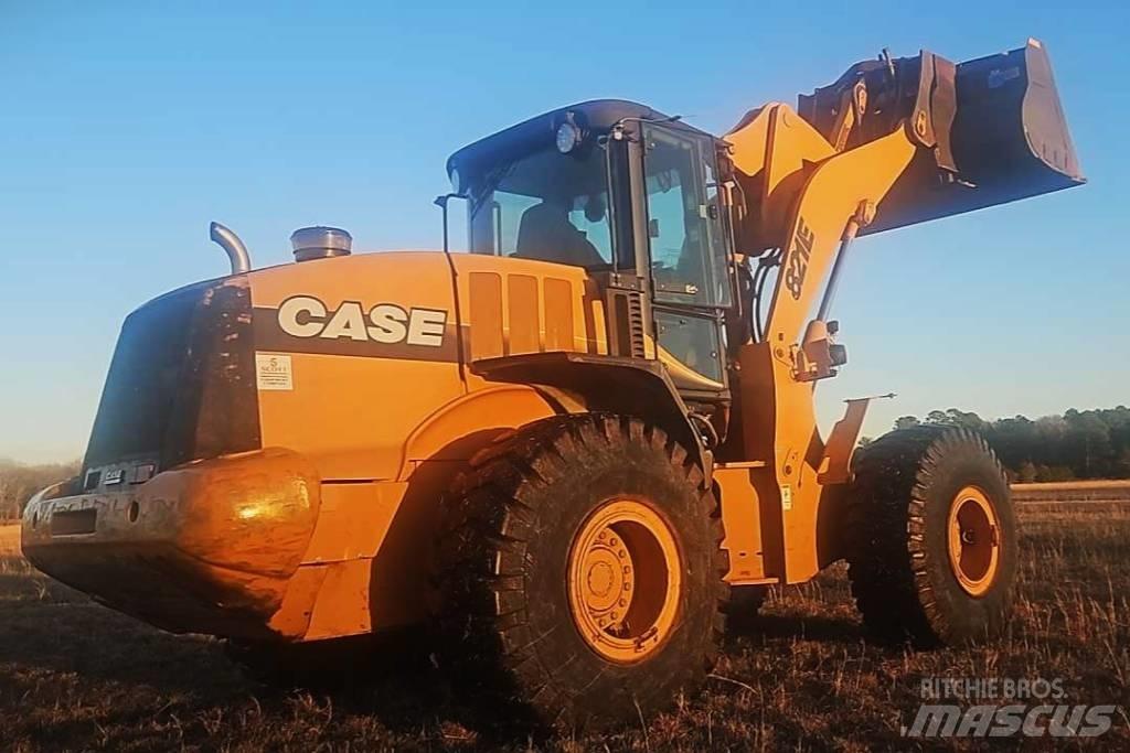 CASE 821 E Chargeuse sur pneus