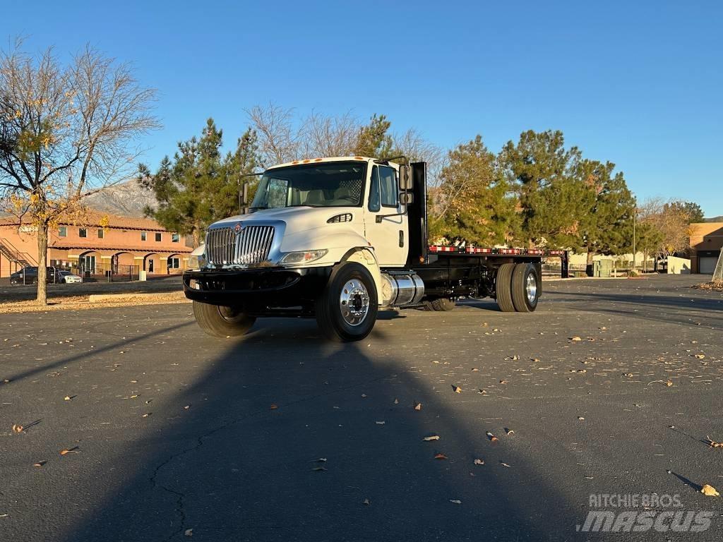 International 4300 Camion plateau