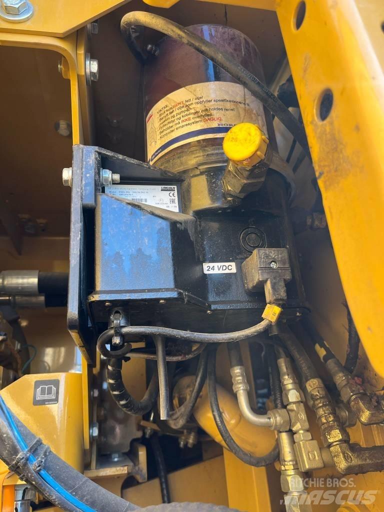 CAT 323 Pelle sur chenilles