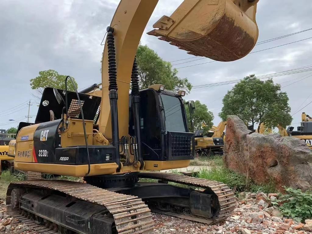 CAT 323D Pelle sur chenilles
