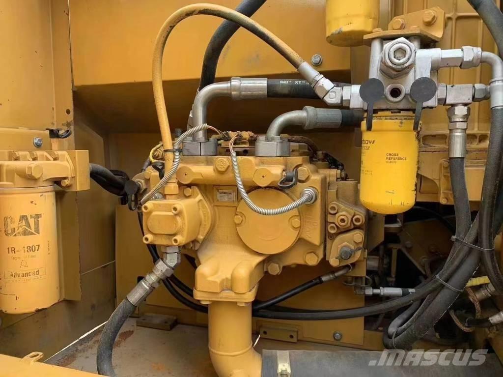 CAT 323D Pelle sur chenilles