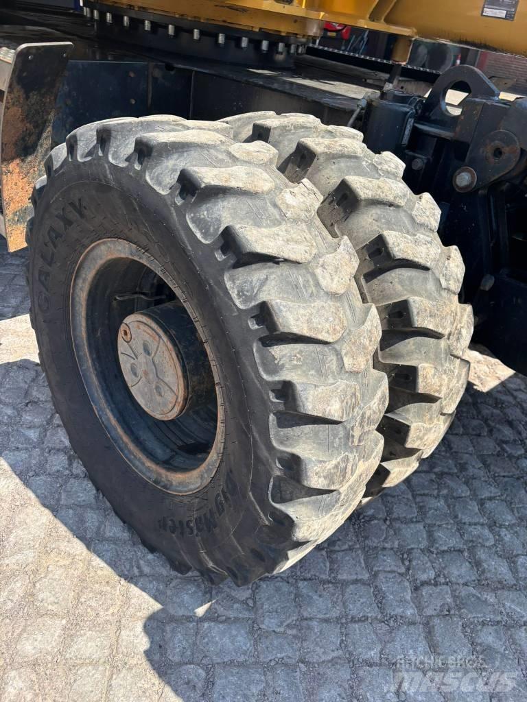 CAT M 313 D Pelle sur pneus