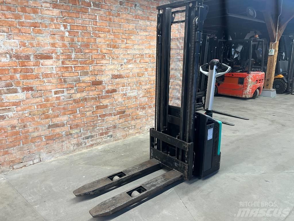 Mitsubishi SBP 12 N Gerbeur accompagnant