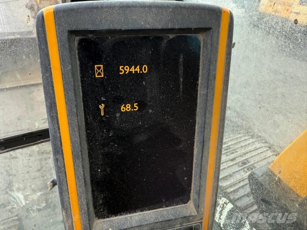 JCB JS 130 LC Pelle sur chenilles