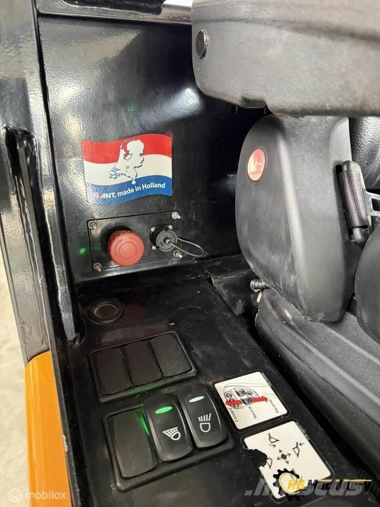 GiANT G2200E Chargeuse sur pneus