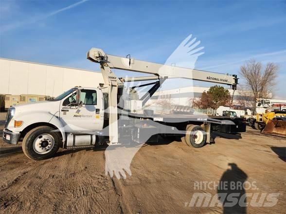 National 571E2 Camion plateau ridelle avec grue