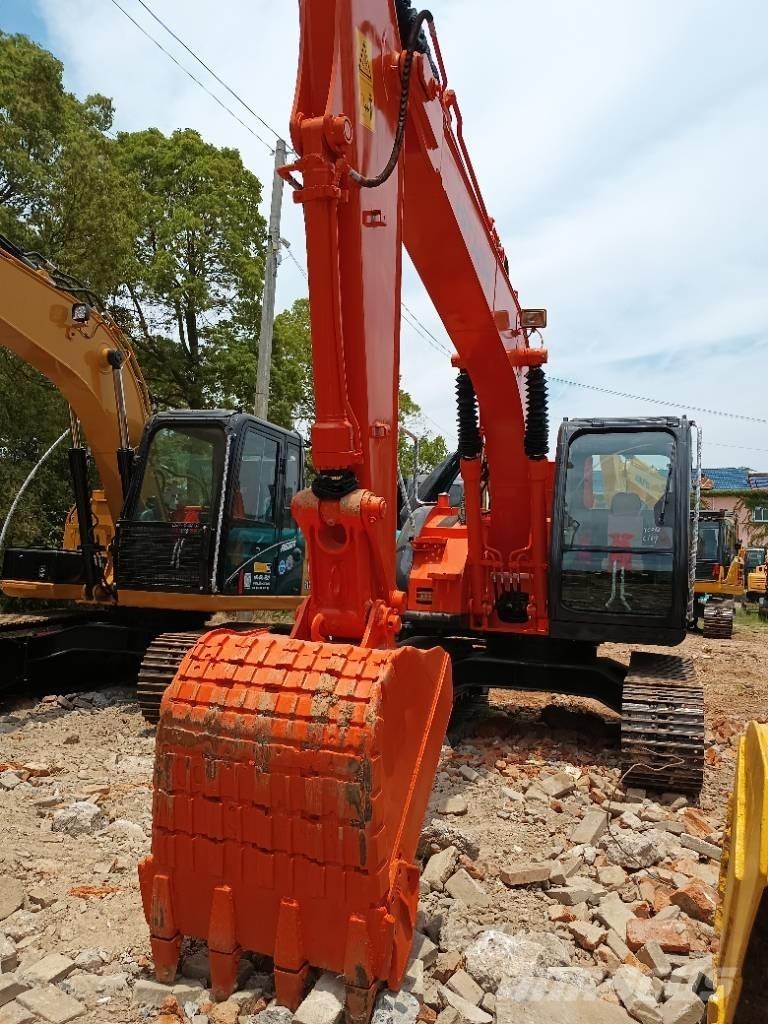 Hitachi ZX 135 Pelle sur chenilles