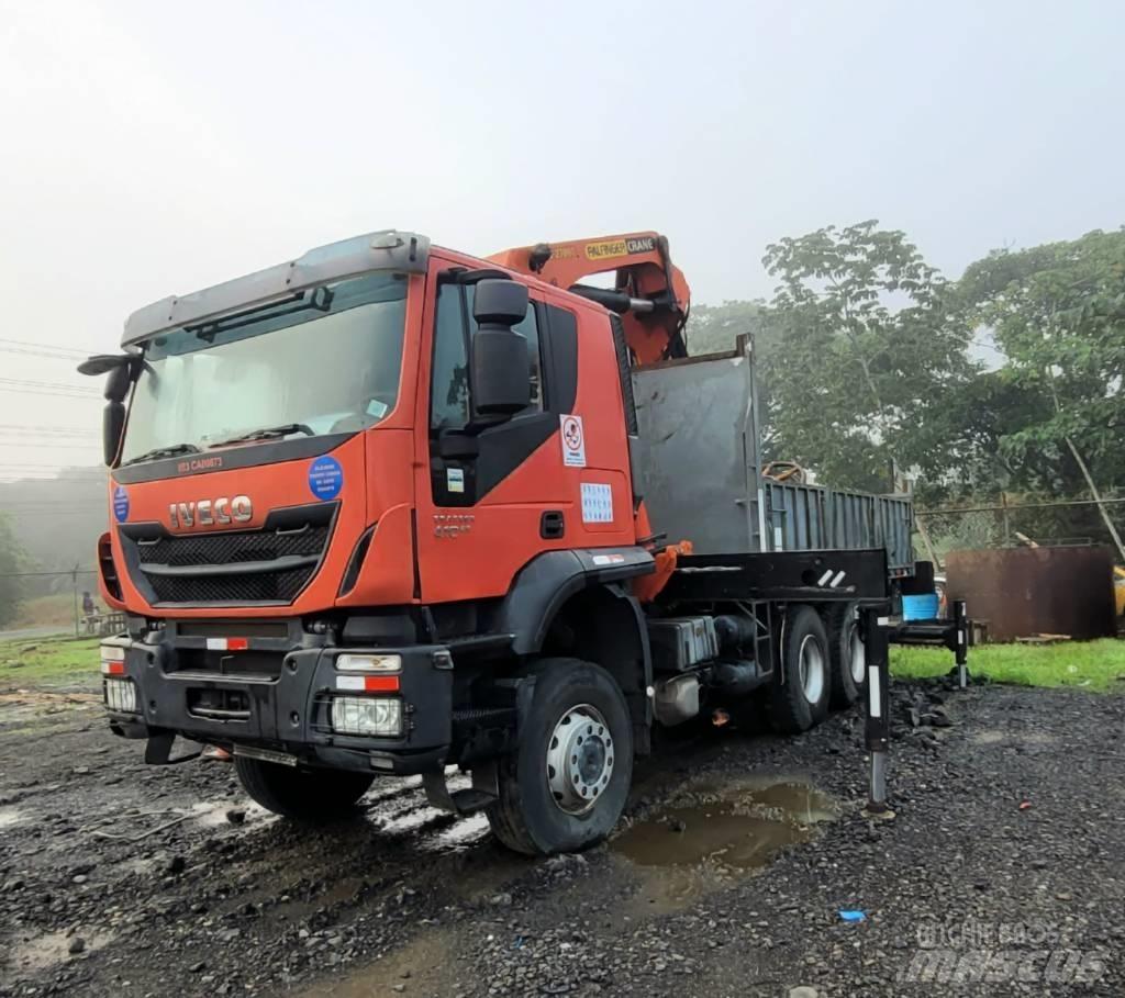 Iveco Trakker 410 Camion plateau ridelle avec grue
