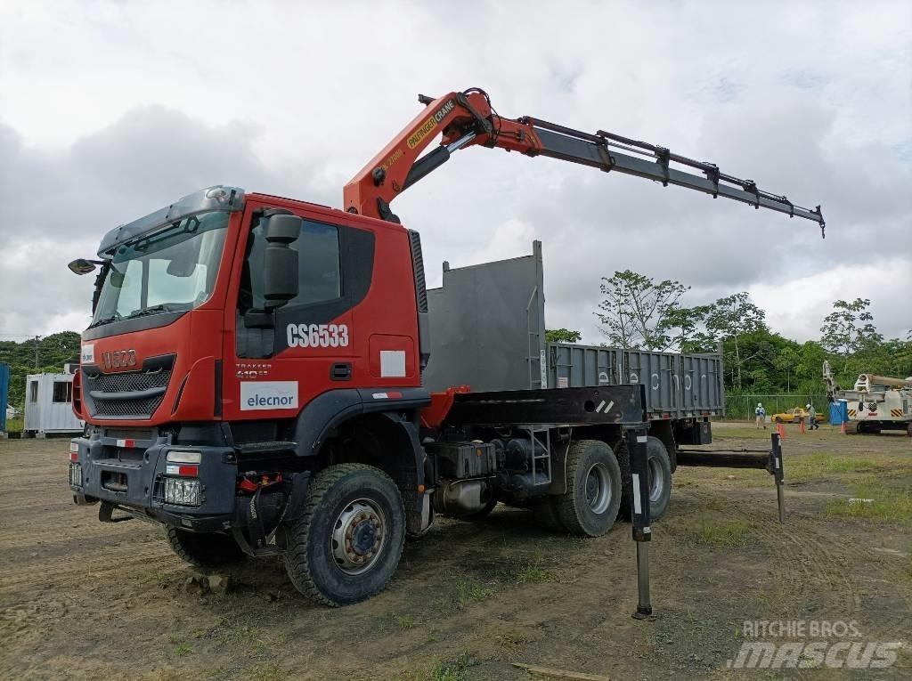 Iveco Trakker 410 Camion plateau ridelle avec grue