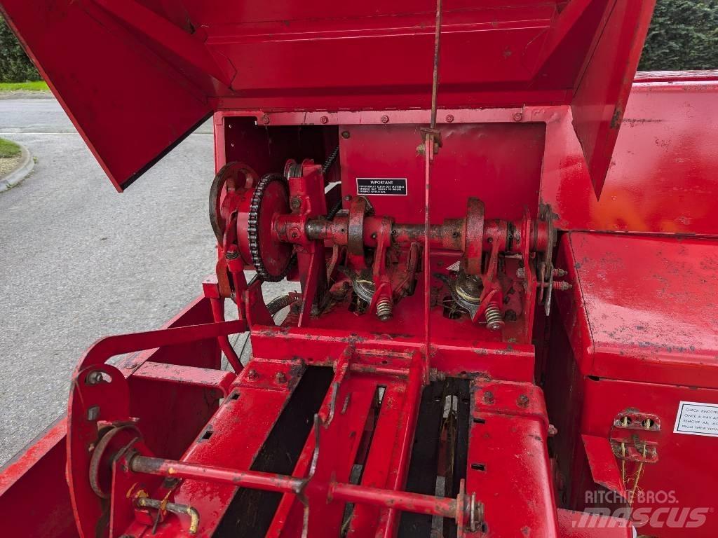 Massey Ferguson 124 Presse cubique