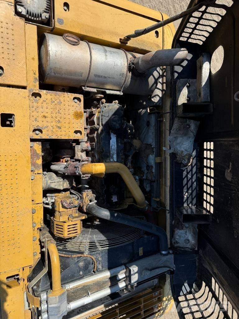 CAT 324 D Pelle sur chenilles