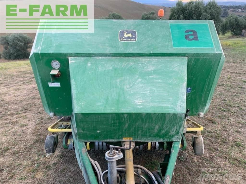 John Deere 690 Presse cubique