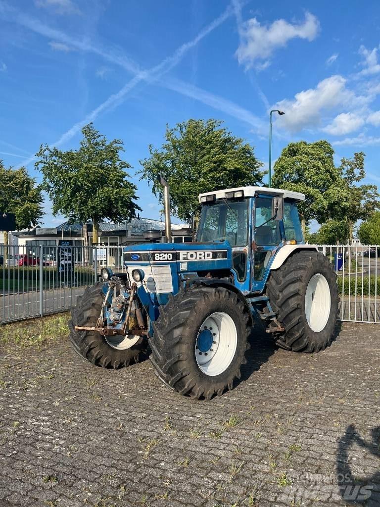 Ford 8210 III Tracteur