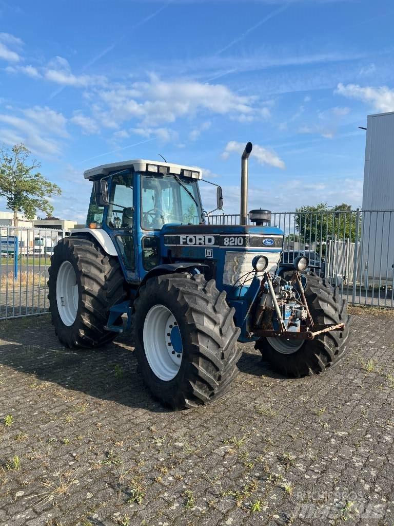 Ford 8210 III Tracteur