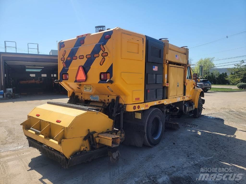 International 4700 Camion balayeur